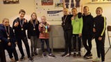 Groep kinderen met medailles.