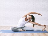 Vrouw doet een yogapose in een rustige ruimte.